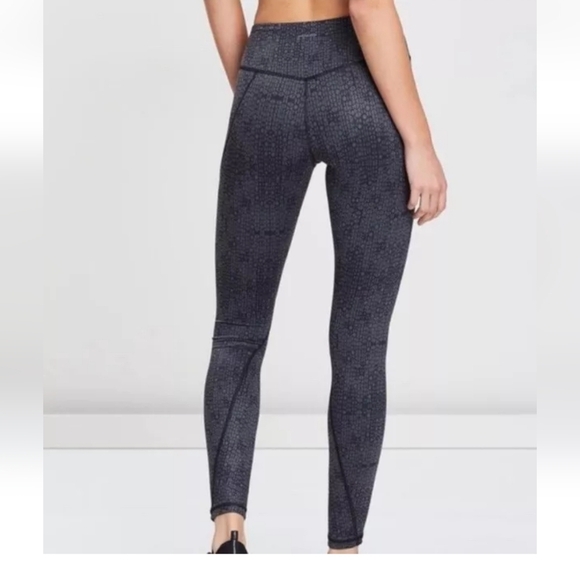 Patagonia W CenteredWomen's Black Patterned Leggings Size small, New Without Tag - Picture 4 of 8